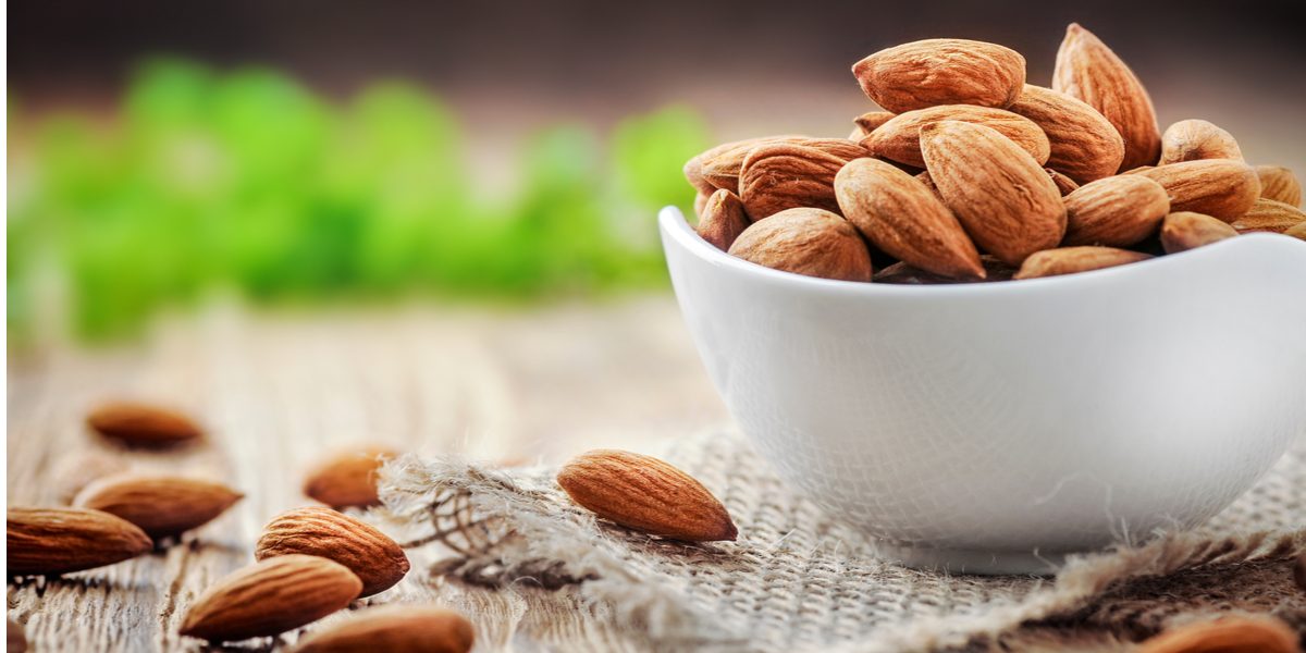 لقطة مقربة للوز، وهو نوع شائع من المكسرات