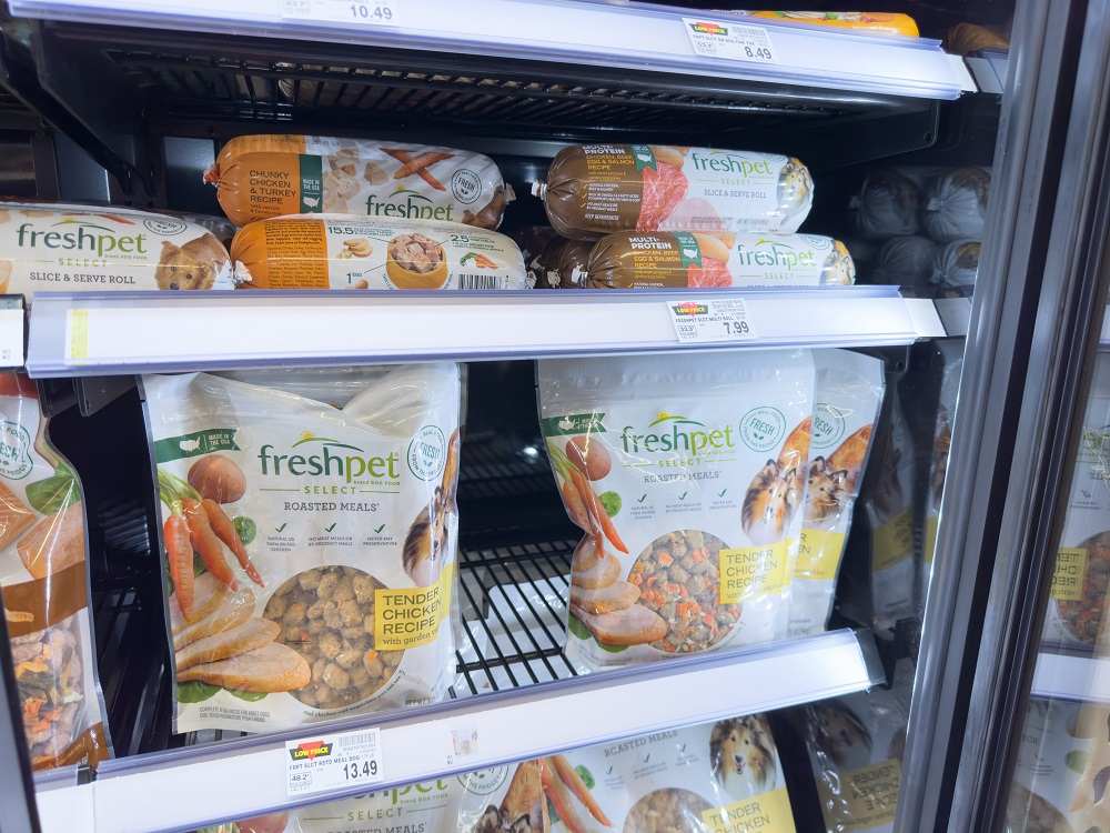 منظر لعدة عبوات من طعام FreshPet معروضة في ثلاجة في متجر بقالة محلي.